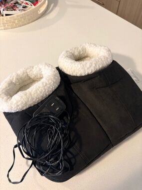 Black Electric Heated Foot Warmer with White Sherpa Lining